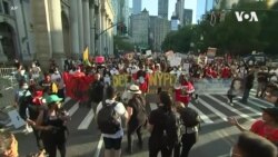 VOA英语视频: 撤警察经费的抗议呼声引发争议