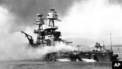 Kapal Angkatan Laut Amerika USS Nevada saat berperang melawan Jepang dalam serangan di Pearl Harbor, Hawaii. 7 Desember 1941 (Foto: dok)