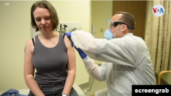 រូបឯកសារ៖ ស្រ្តីម្នាក់ទទួលវ៉ាក់សាំងធ្វើតេស្តប្រឆាំងនឹងវីរុសកូរូ៉ណា នៅសហរដ្ឋអាមេរិក។ 