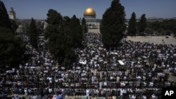 Jemaah Muslim di kompleks Masjid Al-Aqsa mengikuti salat Jumat terakhir bulan suci Ramadan di Kota Tua Yerusalem, Jumat, 5 April 2024 (ilustrasi). Sementara di Gaza Muslim lakukan salat Jumat dekat reruntuhan sebuah masjid di bagian selatan Gaza.