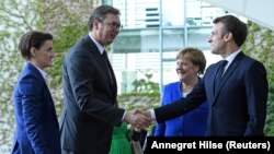 Nemačka kancelarka Angela Merkel i predsednik Francuske Emanuel Makron dočekuju predsednika i premijerku Srbije Aleksandra Vučića i Anu Brnabić u Berlinu (Foto: Reuters/Annegret Hilse) 