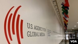 Logo U.S. Agency for Global Media di kantor Voice of America, di Washington, D.C., 22 November 2019. (VOA)