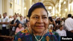 Rigoberta Menchu, peraih Hadiah Nobel untuk Perdamaian asal Guatemala, dalam sebuah kunjungan ke Kolombia. (Foto: Dok)