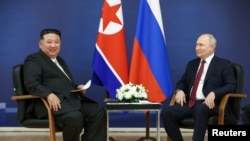 Presiden Rusia Vladimir Putin dan pemimpin Korea Utara Kim Jong Un bertemu di Kosmodrom Vostochny yang terletak di wilayah Amur, pada 13 September 2023. (Foto: Sputnik/Artem Geodakyan/Pool via Reuters)