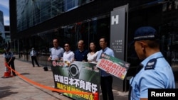 2023年8月22日，日本宣布将福岛核电站处理过的放射性废水排放入海后，示威者在香港举行抗议 (路透社)