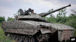 Український військовий на шведській БМП CV90 на позиціях поблизу Бахмута, 25 червня 2023 р. Фото AP