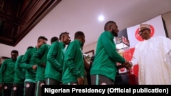 Shugaba Buhari Tare Da Kungiyar Kwallon Kafa Na Kasa Super Eagles.