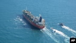 Kapal tanker berbendera Korea Selatan, disita dan dikawal oleh kapal Pengawal Revolusi Iran di Teluk Persia, 4 Januari 2021. (Tasnim News Agency via AP)
