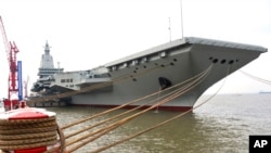 资料照片：在新华社发布的这张照片中，中国第三艘航母“福建舰”准备从位于上海的上海江南造船厂出发进行首航海试。(2024年5月1日)