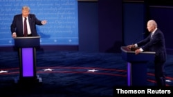 Presiden AS Donald Trump dan penantang dari Partai Demokrat, mantan Wapres Joe Biden, dalam acara debat di Cleveland, Selasa malam (29/9). 