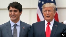 Perdana Menteri Kanada Justin Trudeau dan Presiden Donald Trump dalam pertemuan di Gedung Putih, 11 Oktober 2017 (foto: dok). 