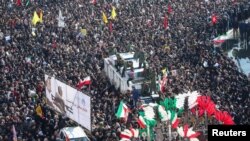 伊朗民众在德黑兰参加为圣城军指挥官苏莱曼尼举行的悼念仪式。（2020年1月6日）