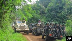 (Photo d’archives) Des soldats des Forces de défense congolaises et des forces des Nations Unies patrouillent dans la zone d'une attaque près de la ville d'Oicha, à 30 km de Beni, en République démocratique du Congo, le vendredi 23 juillet 2021.