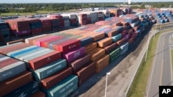 中国海运公司和其他公司的集装箱堆放在维吉尼亚州朴茨茅斯的弗吉尼亚国际码头。（2019年5月10日）