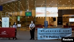 保安人员在香港一个投票站外站岗。（2021年9月19日）