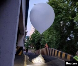 Sebuah balon yang diyakini dikirim oleh Korea Utara membawa berbagai benda termasuk yang tampak seperti sampah di Incheon. (Foto: Yonhap via Reuters)