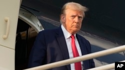រូបឯកសារ៖ អតីតប្រធានាធិបតី លោក Donald Trump ចុះពីយន្តហោះនៅពេលគាត់មកដល់អាកាសយានដ្ឋានអន្តរជាតិ Hartsfield-Jackson Atlanta នៅទីក្រុង Atlanta កាលពីថ្ងៃព្រហស្បតិ៍ ទី២៤ ខែសីហា ឆ្នាំ២០២៣។