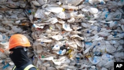 Sampah-sampah plastik dari Australia di Port Klang, Malaysia, 28 Mei 2019.