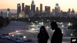 Arhiva - Posetioci nose maske na punktu za vakcinaciju protiv Kovida 19, u Dodžer stadijonu, u Los Anđelesu, 15. januara 2021. (AP Photo/Marcio Jose Sanchez)