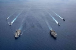 I Dua kapal induk AL Amerika Serikat, USS Ronald Reagan dan USS Nimitz, berlayar di Laut China Selatan, 6 Juli 2020.