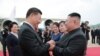 Pemimpin Korea Utara Kim Jong Un (kanan) berjabat tangan dengan Presiden China Xi Jinping setibanya di Bandara Iinternasional Pyongyang di Pyongyang. (Foto: KCNA via AFP)