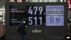 Jam digital untuk menunjukkan jam penyelenggaraan Olimpiade Tokyo 2020 di Tokyo, Jepang, 31 Maret 2020.