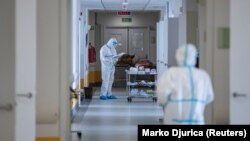 Ilustracija - Uprkos rigoroznim mjerama za sprječavanje širenja virusa, uključujući i policijski čas, od početka septembra gotovo svakodnevno se registruje preko 500 novih slučajeva koronavirusa. (Foto: REUTERS/Marko Djurica)