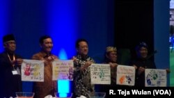 Para tokoh yang menghadiri Festival Anti-Korupsi 2015. (VOA/R. Teja Wulan)