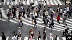Warga mengenakan masker saat melintasi penyeberangan jalan Shibuya, Tokyo, Jepang, di tengah pandemi Covid-19, 9 Juli 2020. (Foto: dok).