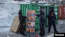 Radnici pripremaju transparente za izbornu kampanju ispred biračkog mesta tokom opštih izbora u Nuku, Grenland, 11. marta 2025. (Foto: Reuters/Marko Đurica)
