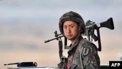 在朝鲜半岛南北双方边境军事哨所执勤的韩国士兵。（资料照片）