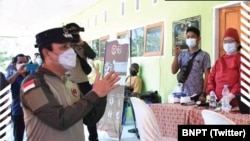 Kepala BNPT, Komjen Pol Dr. Boy Rafli Amar, MH, meninjau pelaksanaan vaksinasi di Poso dan Tentena, Sulawesi Tengah, 27 Juli 2021. (Twitter/BNPT)