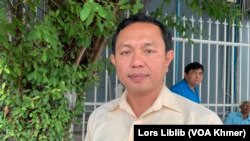 លោក គង់ អាទិត្យ ប្រធាន​សហភាព​ការងារ​កម្ពុជា (CLC) ផ្តល់​បទសម្ភាសន៍​ដល់​អ្នកកាសែត នៅ​ក្រៅ​របង​តុលាការ នៅ​ថ្ងៃទី៤ ខែធ្នូ ឆ្នាំ២០២៤។ (លាស់ លីបលីប/វីអូអេ)