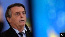 Presiden Brazil Jair Bolsonaro berbicara dalam sebuah acara di Istana Kepresidenan Planalto di Brasilia, Brazil, pada 25 Maret 2021. (Foto: AP/Eraldo Peres)