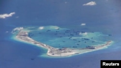 Kapal-kapal keruk China konon terlihat di perairan sekitar Mischief Reef di Kepulauan Spratly yang disengketakan di Laut China Selatan sebagai ilustrasi. (Foto: Reuters)