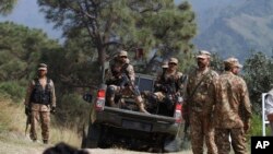 Tentara Pakistan melakukan patroli di wilayah Kashmir-Pakistan dekat perbatasan Kashmir-India (foto: ilustrasi). 