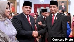 Presiden Joko Widodo bersalaman dengan Ketua KPK periode 2019-2023 Firli Bahuri usai pelantikan di Istana Negara, Jakarta, 20 Desember 2019 (foto dok. Biro Setpres)