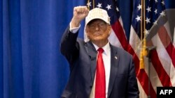 Donald Tramp nosi kačket sa natpisom "Kapetan kokusa u Ajovi", 14. januar 2024. (Foto: AFP/Christian Monterossa)