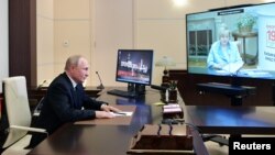 ប្រធានាធិបតី​រុស្ស៊ី​លោក Vladimir Putin ចូលរួម​កិច្ចប្រជុំ​ជាមួយ​ប្រធាន​គណៈកម្មការ​រៀបចំ​ការបោះឆ្នោត​កណ្តាល​អ្នកស្រី Ella Pamfilova តាម​អនឡាញ​នៅ​ឯ​កន្លែង​ស្នាក់​នៅ​របស់​ប្រធានាធិបតី​រុស្សី Novo-Ogaryovo នៅ​ខាង​ក្រៅ​ទីក្រុង​មូស្គូ កាលពី​ថ្ងៃទី ២០ ខែកញ្ញា ឆ្នាំ២០២១។