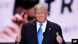 Kandidat presiden AS dari Partai Republik, Donald Trump, saat memperkenalkan istrinya dalam Konvensi Nasional Partai Republik di Cleveland (18/7). (AP/J. Scott Applewhite)