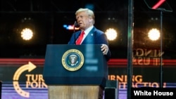 دونالد ترمپ، رییس جمهور ایالات متحده حین سخنرانی در مراسم یادبود از چارلی کرک، فعال سیاسی و متحد ترمپ