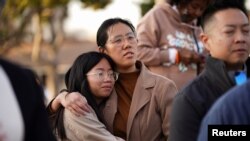 Stanovnici Monterej Parka na bdenju žrtvama masovnog ubistva (Foto: REUTERS/Allison Dinner)