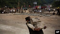 지난 2013년 9월 북한 마식령 스키장 건설에 동원된 노동자가 돌덩이를 나르고 있다. (자료사진)