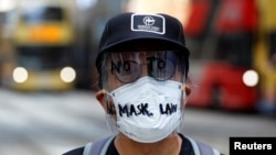 香港一名示威者面带反对港府禁蒙面法的字样的面罩上街示威。（2019年10月4日）