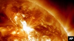 Foto NASA menunjukkan aktivitas semburan atau ledakan besar di permukaan dan atmosfer matahari kita (foto: ilustrasi). 