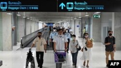 រូបឯកសារ៖ អ្នកដំណើរ ដើរ​នៅក្នុង​អាកាស​យានដ្ឋាន​អន្តរជាតិ Suvarnabhumi ក្នុង​ទីក្រុង​បាងកក ប្រទេស​ថៃ នៅ​ថ្ងៃទី២១ ខែសីហា ឆ្នាំ២០២០។