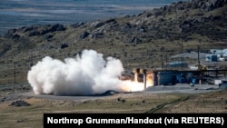 Angkatan Laut AS bersama dengan Angkatan Udara AS menggelar uji coba sebuah rudal hipersonik di Promontory, Utah, pada 28 Oktober 2021. (Foto: Northrop Grumman/Handout via Reuters)