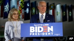 Calon presiden dari Partai Demokrat, mantan wakil presiden Joe Biden, didampingi oleh istrinya Jill, berbicara kepada para wartawan di National Constitution Center di Philadelphia, 10 Maret 2020. (Photo:AP/Matt Rourke)