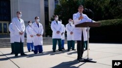 Dokter Sean Conley, dokter Presiden AS Donald Trump, memberikan keterangan pers kepada para wartawan di Rumah Sakit Militer Nasional Walter Reed, tempat Trump dirawat terkait Covid-19, di Bethesda, Maryland, Sabtu, 3 Oktober 2020. (Foto: Reuters)
