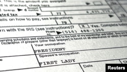 资料照片：美国国会众议院2022年12月30日公布的前美国总统特朗普的纳税申报表。